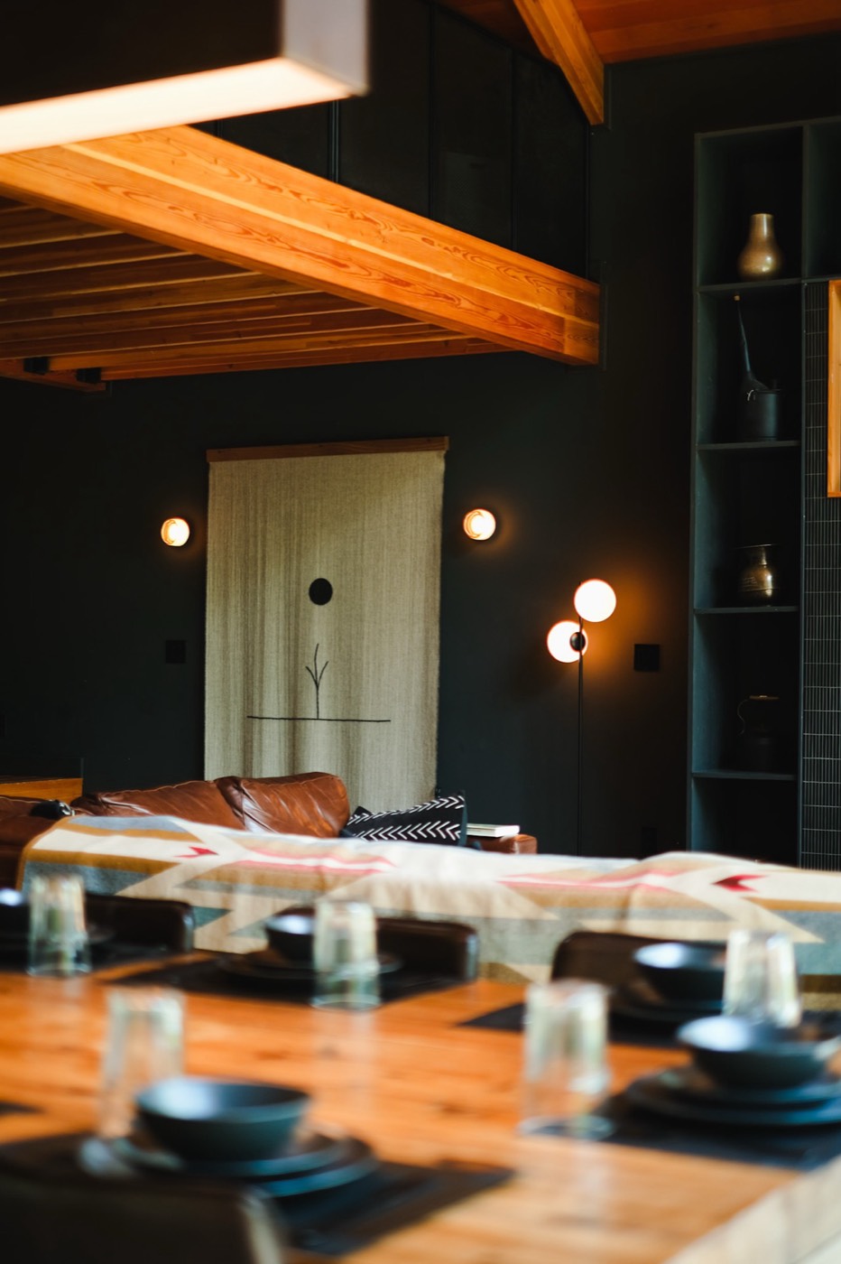 Black Oak Lodge waterfront deck and lounge area